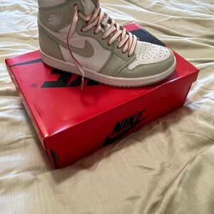 Jordan Women’s Air Jordan 1 High - Light Pink & Gray